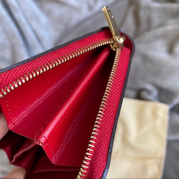 SOLD Louis Vuitton coin purse in vernis - Picture 10 of 13